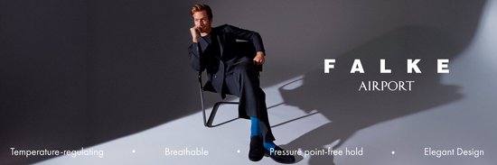 Homme en costume Falke Airport avec des chaussettes bleues, assis sur une chaise.