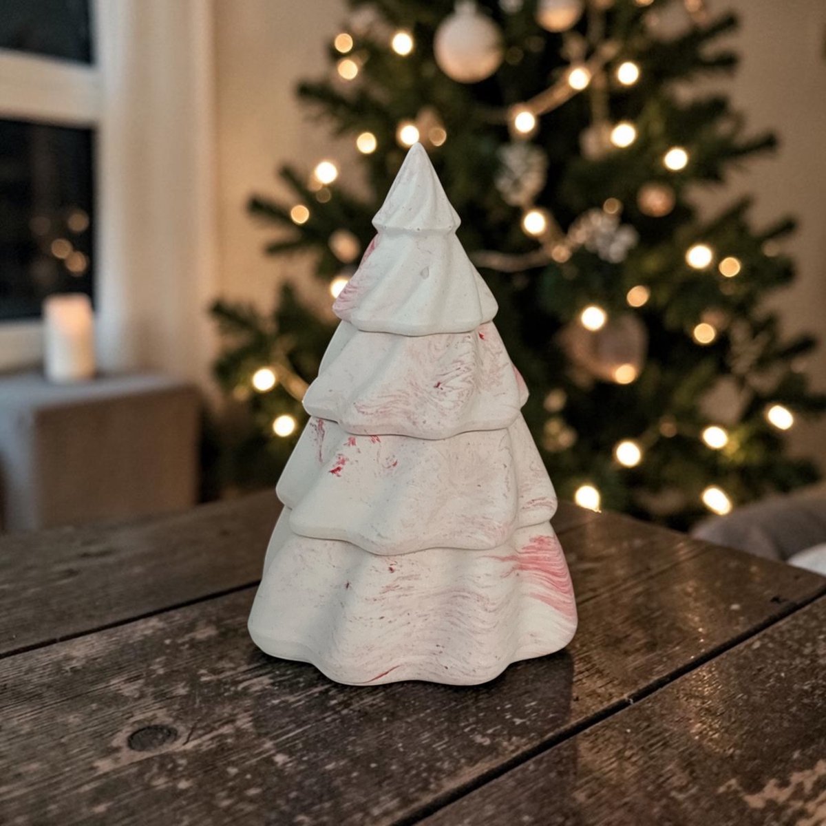 Bam Kerstboomkaars – 4-delige Set met 3 Geurkaarsen en Top – Winter Herbs – Rood Gemarmerd – 18 cm - CHRISTMAS Collection - geschenk kerst