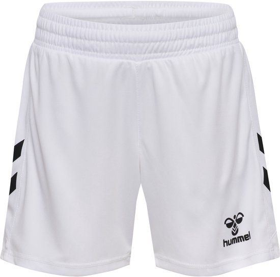 Witte korte sportbroek met elastische tailleband, logo en zwarte chevrons aan de zijkant.