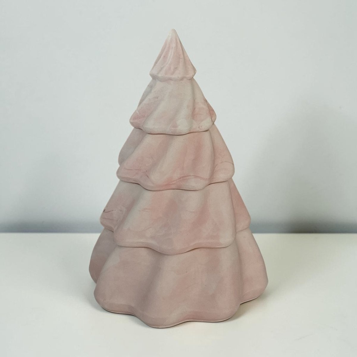 BAM Kerstboomkaars – 4-delige Set met 3 Geurkaarsen en Top – Strawberry – Roze Gemarmerd – 18 cm - CHRISTMAS Collection - cadeau - vegan