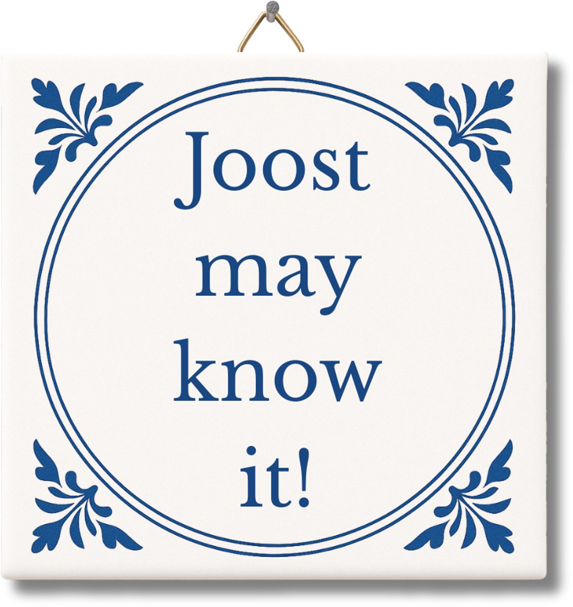 Tegeltje met Tekst van NietMokken® – Joost may know it! – Grappig Tegeltje met Engelse woordgrap – Humor Cadeau voor vriend, collega of verjaardag – Met ophanghaakje – Premium verpakking, gratis viltje en ansichtkaart – Glossy