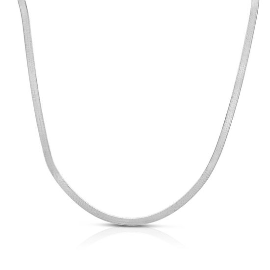 Zilverkleurige herringbone ketting met platte schakels, op een witte achtergrond.