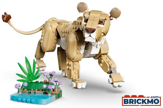 Gele lego leeuwin met bruine oren, witte tanden en een waterige, groene ondergrond met paarse bloemen.
