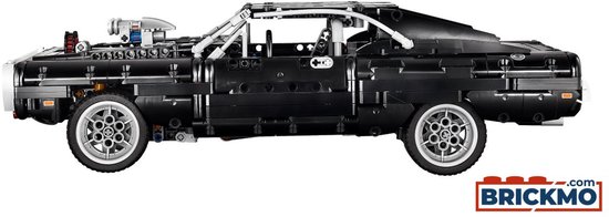 Zij-aanzicht van de zwarte LEGO Technic Dodge Charger met dikke motor en verchroomde velgen.