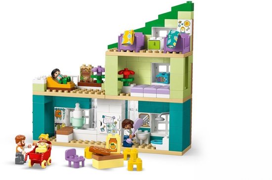 Une maison de jeu LEGO Duplo aux murs verts, violets et vert clair, avec des figurines et des accessoires.