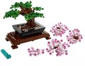 LEGO Bonsaiboompje van bruine en groene stenen, met roze bloesemtakken en een houten standaard.