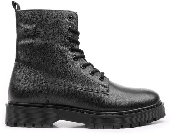 Botte lacée noire en cuir avec semelle épaisse et fermeture à lacets.