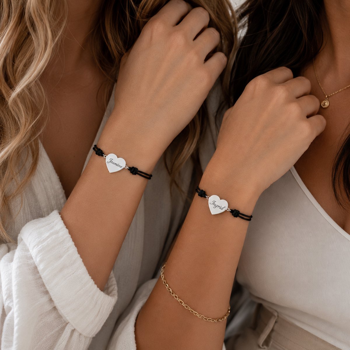 Engravia by Derya – Gepersonaliseerde Vriendschapsarmband Set 2 Stuks – Gegraveerd RVS – Verstelbaar Koord 3 cm – Naam of Datum Gravure – Zwart/Zilver – Cadeau voor Beste Vriendinnen, Zussen of Koppel