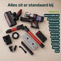 Overzicht van alle onderdelen van de rode en zwarte steelstofzuiger, inclusief accessoires.