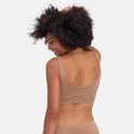 Nudekleurige naadloze BH-top met V-hals, gedetailleerde plooien op de borst. Vrouw met afro haar, achterkant.