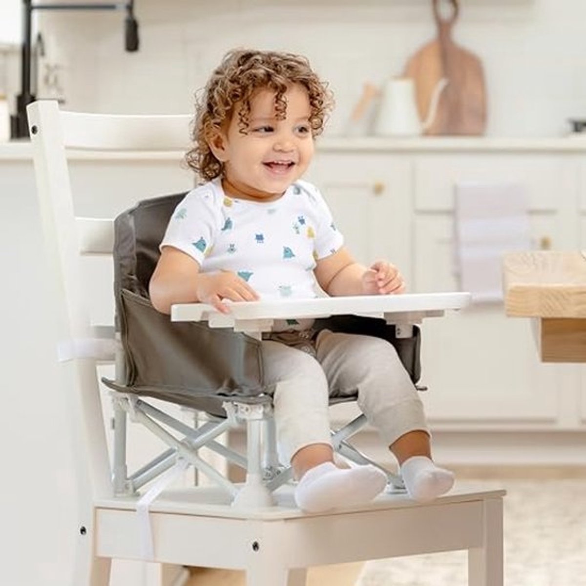 2-in-1 draagbare reisverhoger stoel & activiteitsstoel met afneembare lade en bekerhouder - grijs