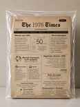 Een poster, ingepakt in plastic, die lijkt op een oude krant met krantenkoppen, artikelen en advertenties uit 1976.