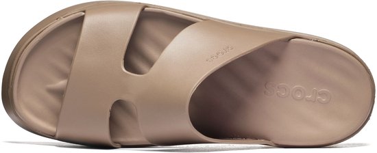 Bruine Crocs slipper met kruisende bandjes en plateauzool.