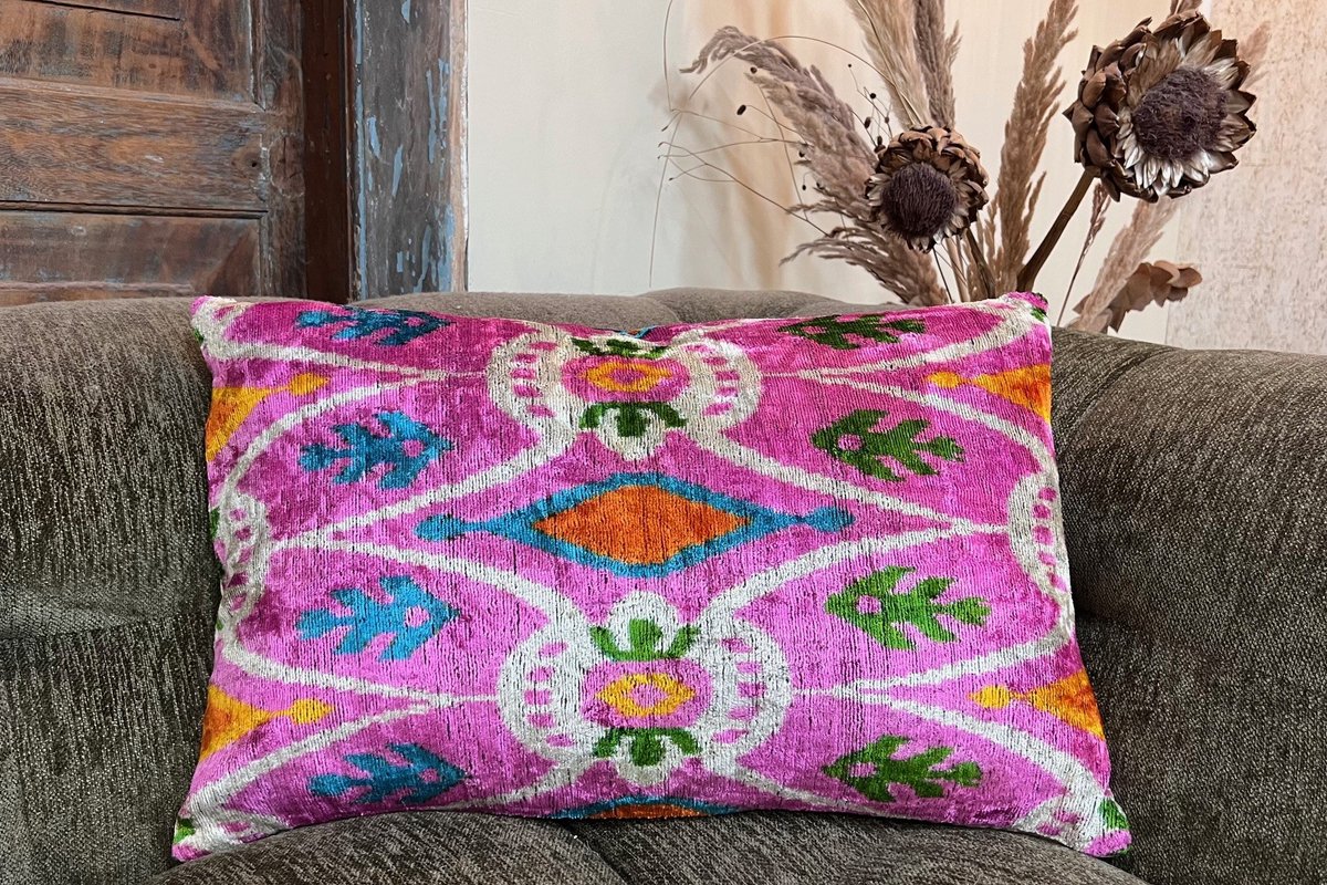 Ikat Velvet kussen 60cm x 40cm. Velours fluweel zacht sierkussen. Levering inclusief vulling.