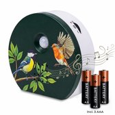 Ronde, donkergroene geluidsbox met witte zijkanten. Versierd met een mees en een roodborstje op een tak, met muzieknoten. Inclusief 3 AAA batterijen.
