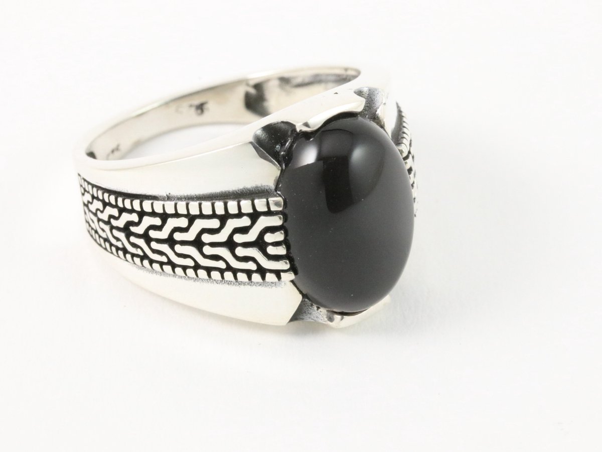 Bewerkte zilveren herenring met onyx
