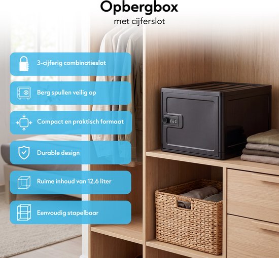 Zwarte opbergbox met cijferslot in een kledingkast. Naast kleding en een rieten mand. Kenmerken: 3-cijferig slot, veilig opbergen, compact, duurzaam, 12,6 liter, stapelbaar.