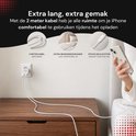 Witte 2 meter lange gevlochten USB-C naar Lightning kabel aangesloten op een iPhone, met de oplader in een stopcontact.