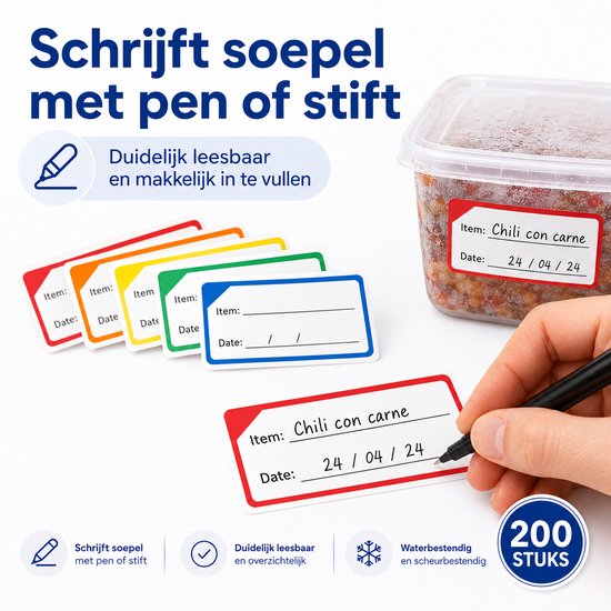 Hand schrijft op vriestiketten met pen.