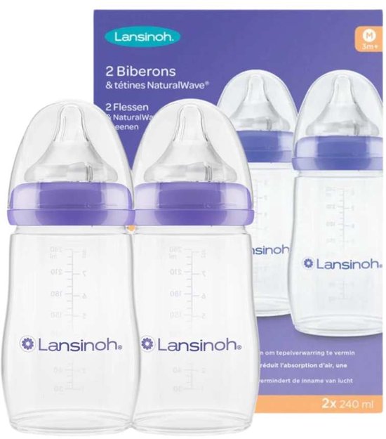 Twee doorzichtige Lansinoh babyflessen van 240 ml met paarse ringen en NaturalWave spenen.
