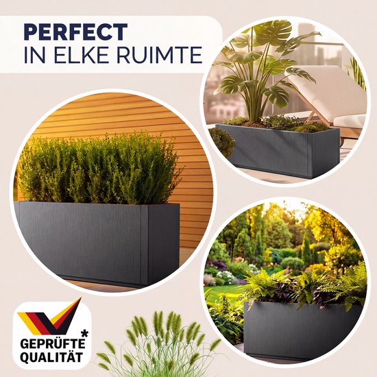 Donkergrijze plantenbak met verhoogde basis, op een balkon en in een tuinsetting. 'Geprüfte Qualität' logo.