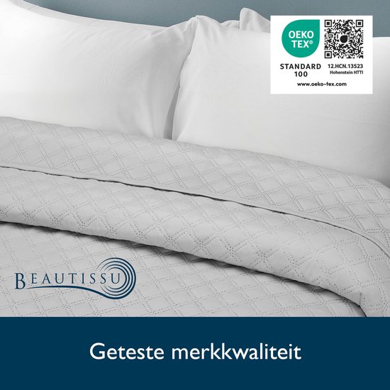 Lichtgrijze sprei met ruitpatroon, met Beautissu logo.