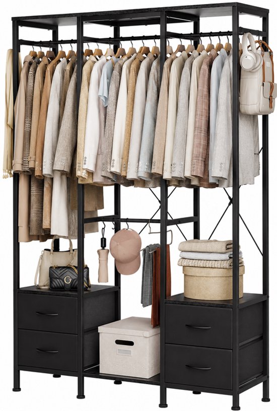 Zwart metalen kledingrek gevuld met kleding op hangers, tassen en accessoires; voorzien van vier zwarte stoffen lades.