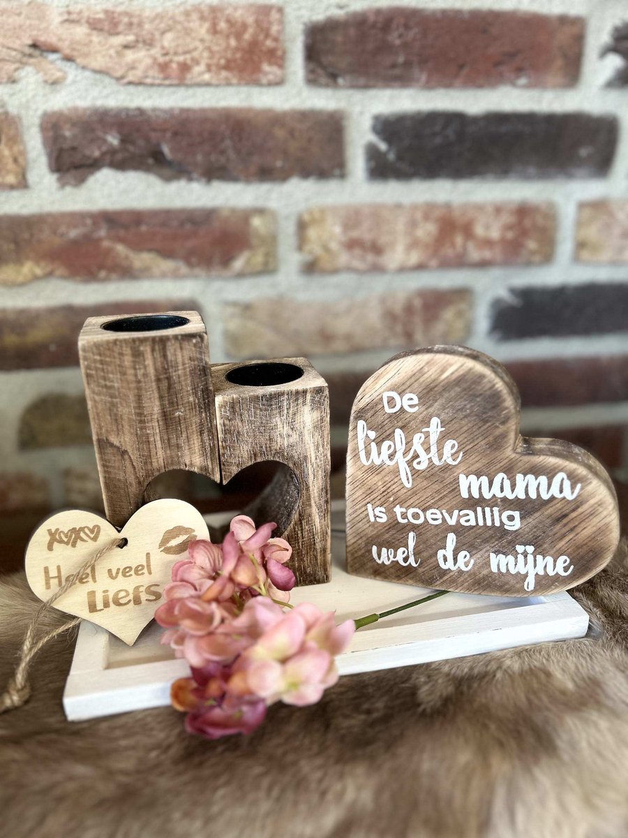 Creaties van hier – dienblaadje wit - hortensia bloem – waxinehouders in de vorm van een hart- teksthart Mama naturel - met houten hartje