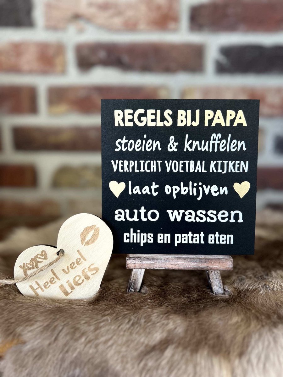 Creaties van hier – kaart letterpress - 13x13cm - regels bij papa - zwart karton - met houten hartje