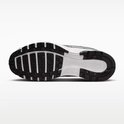 Onderkant van een grijze Nike P-6000 sneaker. Zwarte rubberen zool met wit en grijs middenstuk. 'NIKE' op de hiel.