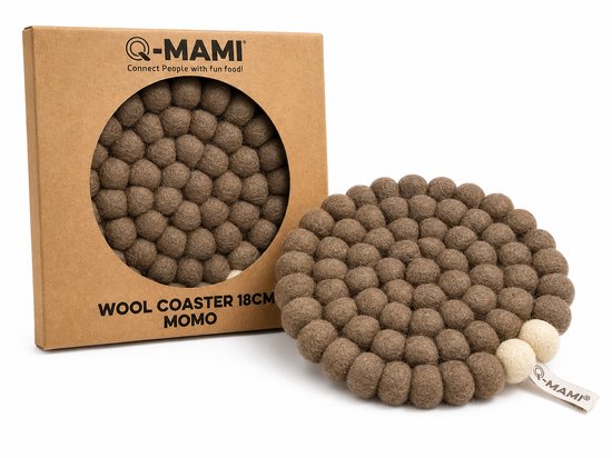 Q-MAMI onderzetter van bruine vilten ballen naast de verpakking met opschrift 'WOOL COASTER 18CM MOMO'.