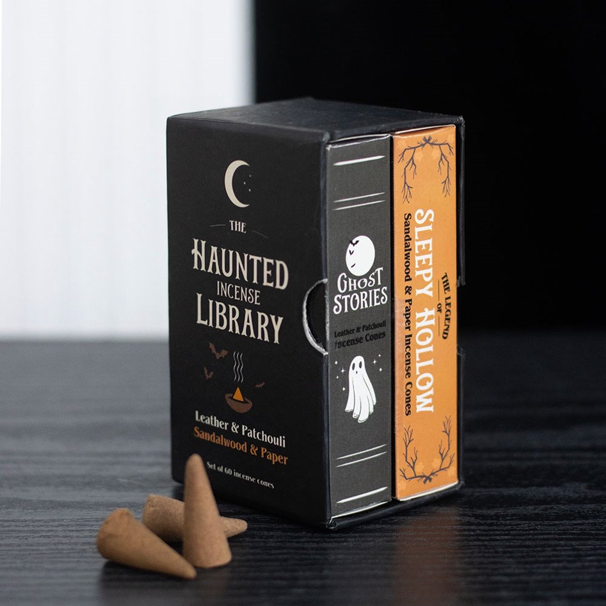 Haunted Library Wierookkegels – Set van 2 Geuren | Leer & Patchouli en Sandelhout & Papier – Sfeervolle Herfst- en Halloween Wierook in Boekverpakking