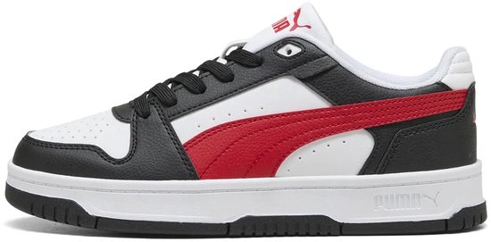Zijzicht van een Puma sneaker in wit, zwart en rood met zwarte veters en een rode Puma-streep.