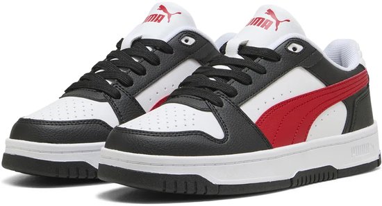 Een paar witte lage sneakers met zwarte en rode Puma-strepen.