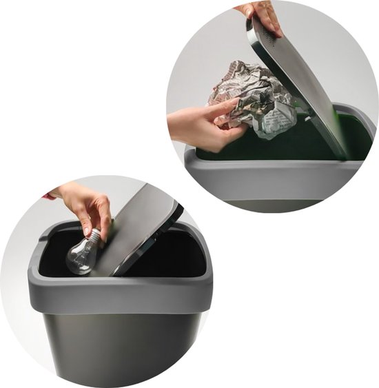 Grijze afvalbak van 50L met zilverkleurig swingdeksel, een hand gooit er papier in, de ander een lamp.