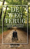 De achterkant van een vrouw in een rolstoel op een bospad. De tekst 'De weg terug' en 'Steffie Hooijman' staan op de cover.
