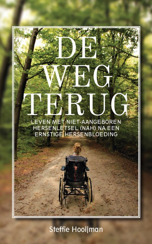 De achterkant van een vrouw in een rolstoel op een bospad. De tekst 'De weg terug' en 'Steffie Hooijman' staan op de cover.