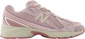 Roze New Balance sneaker met witte 'N' logo, mesh en beige accenten.