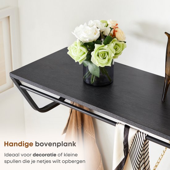 Zwarte wandkapstok met plank, met decoratie van bloemen.