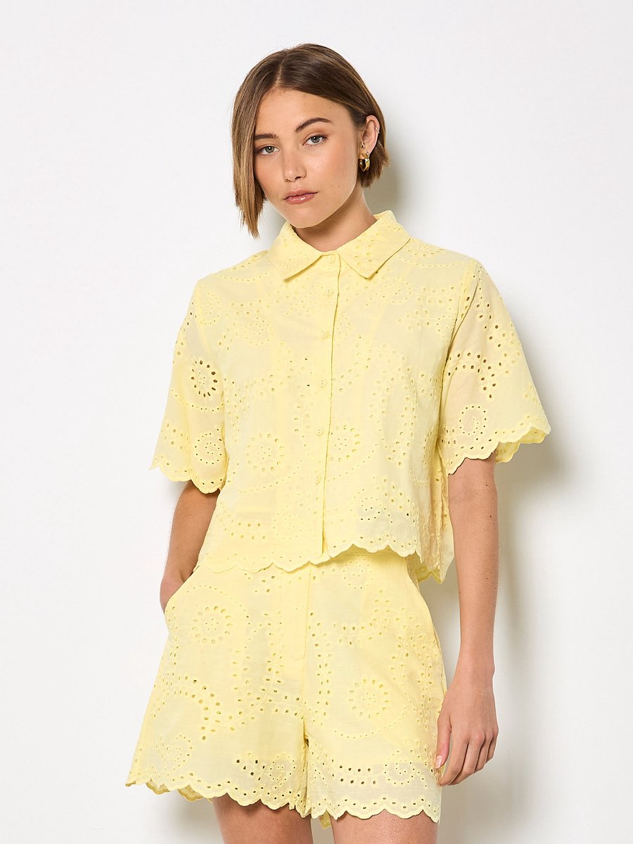 Korte blouse met geschulpte rand en bloemenborduursel