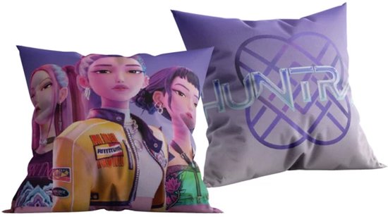 Kussen met anime-personages in gele en paarse jassen, en een kussen met paarse tekst "HUNTR"