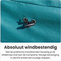 Detail van een groene trampolinehoes met een trekkoord en stopper voor windbestendigheid.