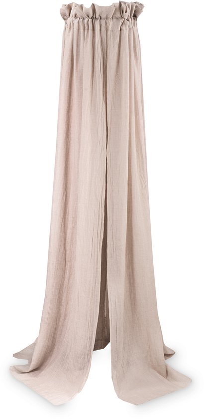 Een lang, licht beige voile hemeltje met ruches bovenin en een split, staand op de grond.