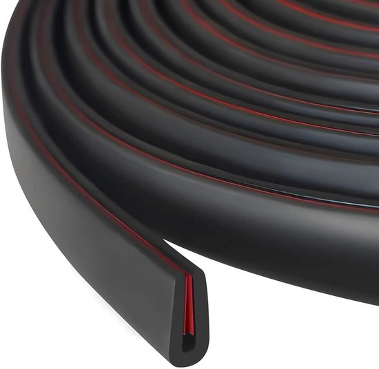 Gedetailleerde close-up van een zwarte U-vormige rubberen randstrip met rode voering. De textuur van het EPDM-materiaal is zichtbaar.