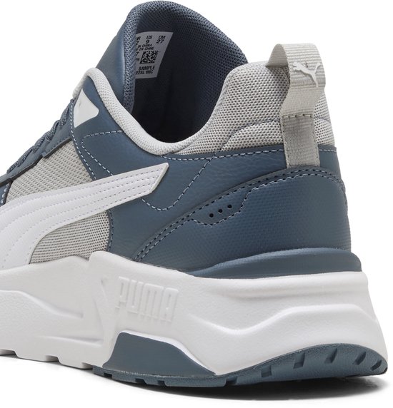 Achterkant van een blauwe PUMA sneaker met witte en grijze details. PUMA logo op de zool.