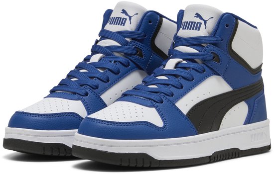 Puma mid-top sneakers in wit met blauwe en zwarte accenten en veters.