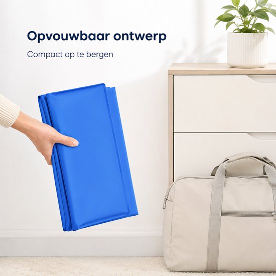Hand toont blauwe, opvouwbare hondenkoelmat. Tekst: Opvouwbaar ontwerp.