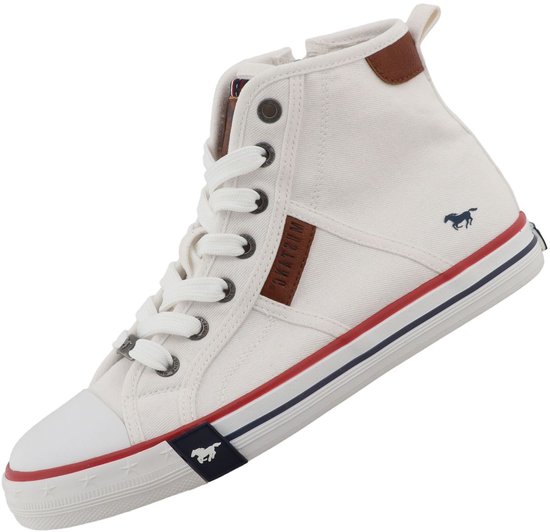 Witte canvas hoge sneaker met bruin 'Mustang' label, paardenlogo op zijkant en zoolrand, rode/blauwe strepen.