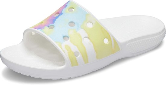 Witte Crocs slipper met veelkleurige tie-dye print op de band, met gele en witte vlekken.
