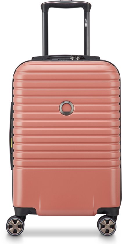 Koperkleurige koffer met horizontale ribbels, handgrepen, TSA-slot en vier wielen.
